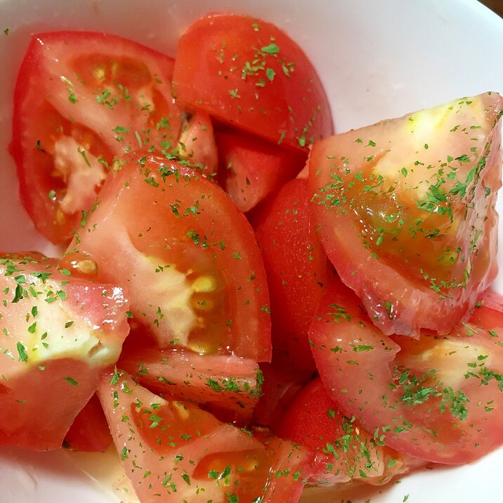 塩とオリーブオイルのトマトサラダ